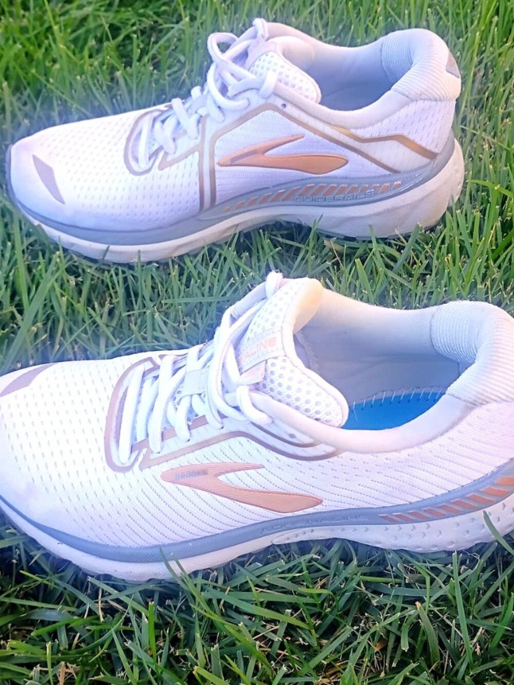 Brooks White Cream Peach Running Shoes Sz 7.5